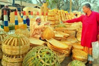 লালমনিরহাটের-বড়বাড়ীতে-বাহারি-বাঁশ-পণ্যের-বেচাকেনা