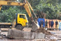 ঘাটাইলে-অবৈধ-সীসা-কারখানা-গুড়িয়ে-দিয়েছে-পরিবেশ-অধি